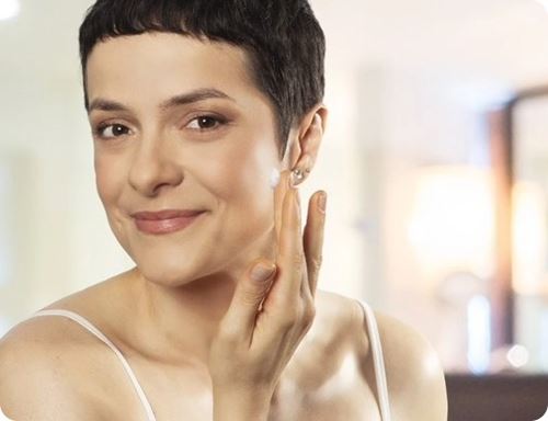 Mulher passando protetor