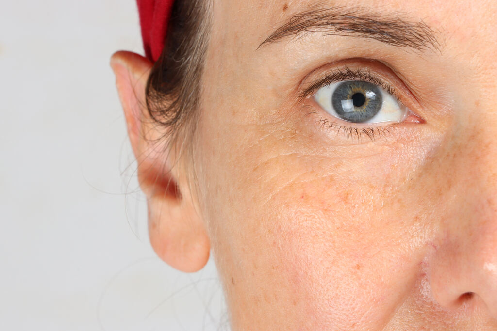 mulher olhando para frente